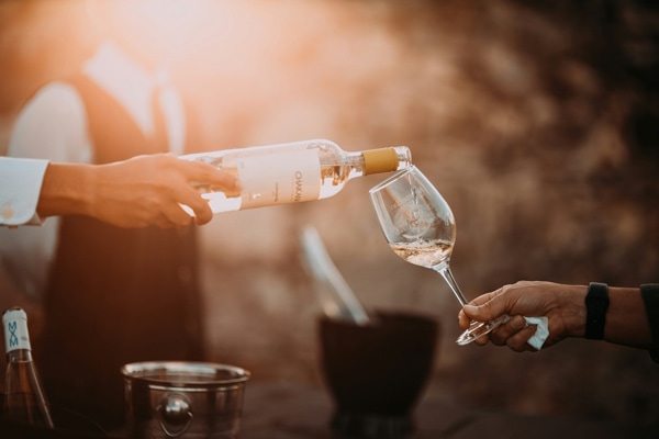 Bilde wie jemand Wein einschenkt